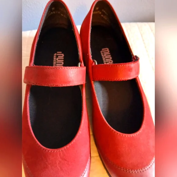 Munro Classic Red Strap Shoes 8.5 - Picture 4 of 6